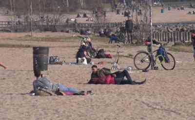 Corona – Ausgangseinschränkung: Hunderte Leipziger ignorieren Allgemeinverordnung, Picknick am See, Menschen in der Hängematte, mit Freunden am Strand gelegen, in großen Gruppen mit dem Rad unterwegs: Leipziger zeigen wie man es nicht machen sollte, Angler interessiert Allgemeinverordnung ebenso nicht 