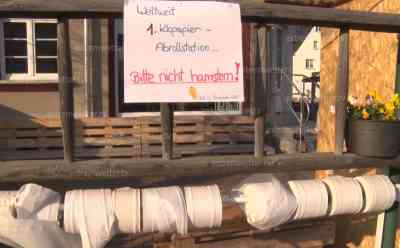 Corona – Toilettenpapier-Drive-in: Eisverkäufer schließt Laden und baut Drive-In für Toilettenpapier, skurrile Coronageschichte in Sachsen – aus Angst vor Toilettenpapier-Diebstahl bastelt Eisverkäufer Drive-In: Abholstation vor dem Eisladen, Menschen holen Klopapier für das „Große Geschäft“ direkt vom Drive-in, Interview mit Familie und Besitzer