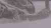 Schneesturm - Winter im Harz: Wettersturz bringt mehrere Zentimeter Neuschnee und einen Schneesturm, Geburtstagskind feiert Geburtstag im Schnee und Sturm auf dem Brocken (on tape): Enorme Wettergegensätze zum Vortag, anstatt Frühling nun – 8 °C starker Schneefall und Sturm, Menschen laufen im Schneesturm