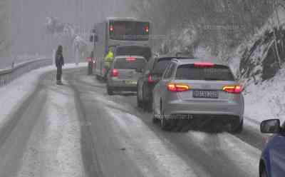 Schneesturm - Winter im Harz: Wettersturz bringt mehrere Zentimeter Neuschnee und einen Schneesturm, Geburtstagskind feiert Geburtstag im Schnee und Sturm auf dem Brocken (on tape): Enorme Wettergegensätze zum Vortag, anstatt Frühling nun – 8 °C starker Schneefall und Sturm, Menschen laufen im Schneesturm