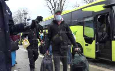 Coronakrise Exklusivaufnahmen – Tirol lässt deutsche 400 Saisonarbeiter am Montag ausreisen: Trotz massiver Quarantäne – in Kolonen und Polizeibegleitung geht es an die deutsche Grenze, große Kontrollstelle in Mittenwald: Kolone erreicht am Mittag mit Blaulicht Mittenwald, Ausreise nur via Formular möglich, zahlreiche Saisonarbeiter mussten urplötzlich aufbrechen, Voxpops von Reisenden