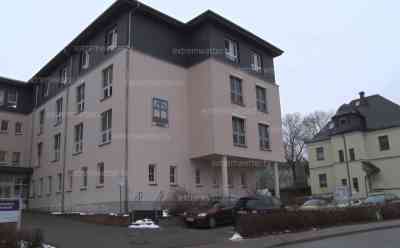 Coronaalarm im Pflegeheim: 77 Senioren und Pfleger von Covid-19 infiziert, Massentest am Samstag ergab nun, dass fast das komplette Pflegeheim samt Pfleger infiziert ist, schon 2 Tote im Pflegeheim: 48 Bewohner und 29 Pfleger infiziert, Pflegeheim wird nun isoliert zwischen Kranken und Gesunde Bewohner