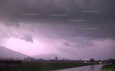 Hagel und Gewitter beenden Frühling: Exklusives Hagelvideo, starke Gewitter ziehen über Süddeutschland, Blitzshow am Abend in Südbayern, erster Hagel in diesem Jahr: Blitzshow begeistert Kameramann, nach frühsommerlichen Osterwochenende vertreiben Gewitter den Frühling