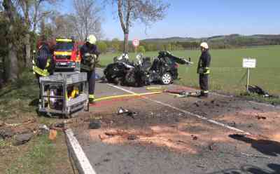 Horrorcrash im Erzgebirge: Fahrer kracht mit hoher Geschwindigkeit gegen einen Baum, Fahrer im Fahrzeug verstorben und schwer eingeklemmt, Baum bohrt sich bis zum Fahrersitz: Feuerwehren brauchen knapp 45 Minuten für die Bergung, Fahrer hatte keine Überlebenschance