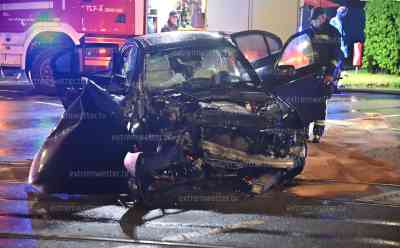 Illegales Straßenrennen am Südring: Drei junge Frauen bei Unfall in Innsbruck verletzt: Das Auto wurde bei dem Unfall komplett zerstört