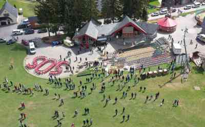 Corona – leere Stühle Oberwiesenthal: Gastronomen setzen SOS Zeichen, 914 Stühle stehen am Fuße des Fichtelberges, Jens Weißflog – ehe. Spitzensportler nun Hotelier protestiert mit dutzenden weiteren Gastronomen: Drohnenaufnahmen zeigen SOS der Gastronomen und Hoteliers, viele Gaststätten stehen im Erzgebirge kurz vor der Insolvenz