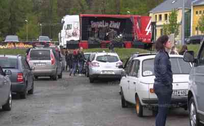Corona – 1. Drive-In-Konzert: Engel B. & Engel in Zivil geben erstes Konzert in Coronazeiten, Fans müssen in ihren Autos sitzen bleiben und Coronaregeln einhalten, Voxpops von Fans und Interview mit Engel B.: Erstes Konzert seit Corona in Deutschland – wenn auch nur in den Fahrzeugen, alle Fans halten sich an die Coronaregeln
