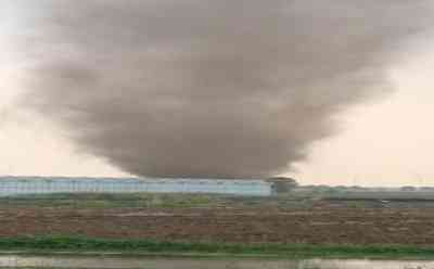 Tornado in Belgien: Gewitter in Belgien verursacht einen mächtigen Tornado, riesiger Trichter auf Feld, Tief Britta bringt Wetterwechsel: Meldungen über Schäden ist aktuell nichts bekannt, einmalige Aufnahmen