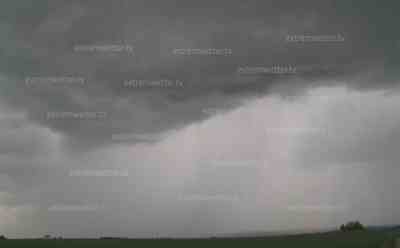 Gewitter über Mitteldeutschland: Gewitter verdrängen Sommerluft, Zeitraffer von bedrohlichem Gewitteraufzug über Mitteldeutschland:  Starkregen füllt Regentonne, Schäden blieben aus, am Montag droht Wettersturz mit Schnee