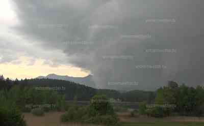 Unwetter in Bayern: Unwetterfront zieht mit Hagel und sehr bedrohlichem Aufzug über Südbayern, Sommerluft wird hier von starken Gewittern verdrängt: Hagel und heftiger Starkregen bei Penzberg, Aquaplaning auf der A 95