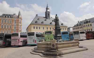 Corona-Reiseunternehmen demonstrieren: Großes Hubkonzert auf dem Annaberger Markt, mit Polizeibekleidung und kräftigem Huben ging es durch die engen Gassen von Annaberg-Buchholz, O-Töne Reiseunternehmer: „Im November sind 80 % der deutschen Reiseunternehmen insolvent, sie gibt es nicht mehr“