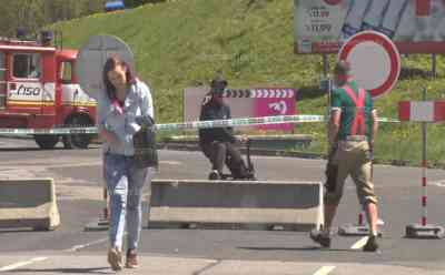 Corna – Zigarettenschmuggel und Grenztreffen: Menschen lassen sich Zigaretten über Grenze schmuggeln, Zigarettenkauf derzeit illegal, großes Grenztreffen von D und CZ am neutralen Grenzbereich: Polizisten fahren weg, tschechischer Verkäufer kommt und übergibt Zigaretten illegal an Grenze, Grenztreffen trotz Polizeiaufgebot am neutralen Grenzbereich