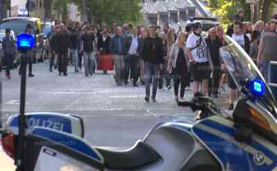 Corona-Demo Erzgebirge: 400 Menschen „spazieren“ durch Annaberg-Buchholz, Polizei muss B 95 teilweise sperren, Mindestabstand für die Mehrzahl der Teilnehmer egal: Teilnehmer treffen sich auf Annaberger Markt und spazieren durch die Gassen von Annaberg-Buchholz
