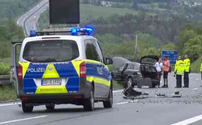 Gewitter beenden Sommer: Starkregen verursacht schweren Aquaplaningunfall auf der A 72, Mercedes kracht gegen Leitplanken, Fahrzeugteile verteilen sich auf A 72, Vollsperre der A 72 zum Berufsverkehr: Insassen unverletzt, Mercedes Schrott, zu hohe Geschwindigkeit als Unfallursache