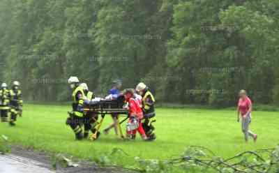 Unwetter: Radfahrerin wird von einem großen herabfallenden Ast am Kopf getroffen – Corona Demo von Unwetter überrascht – Hagel prasselt auf Autos herab: Strake Gewitter mit Hagel und Sturm ziehen durch Oberbayern – Feuerwehren im Einsatz
