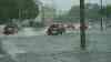 Unwetter: Land unter in Wolfsburg, extremer Starkregen und Sturm, ganze Straßen stehen knietief unter Wasser, Autos in Überflutungen, schwere Unwetter in der Autostadt: Fahrradfahrer fahren lebensmüde durch Unwetter