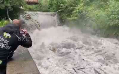 Schwere Sturzflut in den Alpen: innerhalb weniger Sekunden schießt gewaltige Sturzflut ins Tal, einmalige Sturzflutaufnahmen aus den Alpen: Österreichischer Wetterbeobachter filmt, wie in Sekunden eine gewaltige Sturzflut nach unten schießt