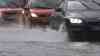 Schwere Überflutungen durch Unwetter nahe München: Schnellstraße steht komplett unter Wasser, Wasser teils 1 Meter hoch, Autos müssen PKW im Wasser stehen lassen: Wasser schießt über Schnellstraße, Autofahrer bleiben in den Fluten stecken