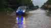 Schwere Überflutungen durch Unwetter nahe München: Schnellstraße steht komplett unter Wasser, Wasser teils 1 Meter hoch, Autos müssen PKW im Wasser stehen lassen: Wasser schießt über Schnellstraße, Autofahrer bleiben in den Fluten stecken