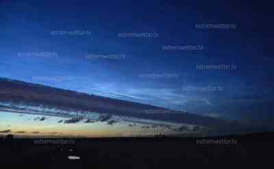 Naturschauspiel in Deutschland: Intensive leuchtende Nachtwolken am Nachthimmel, sogenannte NLC nur von Juni-Juli in Deutschland zu sehen, beeindruckendes Zeitraffer: NLC strahlen die ganze Nacht über am Nordhimmel und erhellen den Nachthimmel