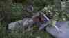 Gleich dutzende Schutzengel bei Flugzeugabsturz: Kleinflugzeug stürzt kopfüber in den Wald, Pilot klettert wie durch ein Wunder nur leichtverletzt aus seinem Flugzeug: Flugsicherung hat Ermittlungen zur Unglücksursache aufgenommen, Feuerwehr nimmt auslaufende Betriebsmittel auf 