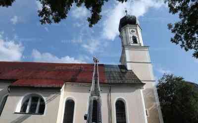 Blitzeinschlag in Kirche kurz vor Gottesdienstbeginn – „Es kommt meistens anders als man plant und denkt“ : Schulabschluss und Zeugnisübergabe mussten warten – Feuerwehreinsatz 