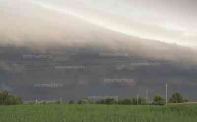 Riesige Unwetterfront über Italien: „Bow Echo“ zieht über Norditalien, dramatischer Aufzug der Unwetterfront, Hagelmassen auf den Straßen und den Feldern, Zeitraffer Unwetteraufzug: Riesige Shelf Cloud zieht am Morgen auf, selten Unwetteraufnahmen aus Mitteleuropa