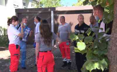 Wespenattacke auf Kindergartenkinder: 20 Kinder werden von Wespen attackiert, 12 Kinder werden massiv gestochen, 3 Kinder müssen verletzt ins Krankenhaus. Zahlreiche Rettungskräfte, Notärzte vor Ort: Kinder befanden sich auf dem Weg zu einem Teich, Kinder und Betreuer rannten fast 500 Meter um Schutz bei einer Betreuerin zu suchen 