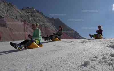 Tourismus Overkill – Behörde lässt Staatsstraße zur Zugspitze sperren – Im Tal heißester Tag in Bayern – auf der Zugspitze rodeln die Gäste auf frischer Piste den Hang hinunter: Sogar am Zugspitzgipfel gab es Stau – Touristen stürmen den Gipfel ohne jegliche Ausrüstung – Mit Sneakers in der Felswand – Herrliche Aufnahmen vom Erwachen des Gipfels sowie Drohnenaufnahmen vom Eibsee