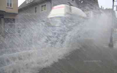 Unwetter beenden Hitze: Überflutungen und Downburst – schwere Sturmböen, extrem heftiger Starkregen beenden Hitzewelle, Straße überflutet, Jugendliche von Unwetter überrascht: Bierbänke umgeflogen, massiver Erdblitz und Gewitterfront kündigen Unwetter an, Temperatur auf 18 °C gesunken