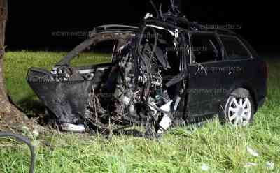 Horrorunfall – Audi nach Frontalaufprall an Baum in mehrere Teile zerrissen: Gutachter wurde durch Staatsanwaltschaft einbestellt