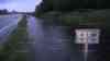 Polizeifahrzeug versinkt in Wassermassen – Bundesstraße überflutet und gesperrt - Ratte schwimmt durch Hochwasser (on Tape): Bis zu 1 Meter steht das Wasser auf der B2 – Wassermassen ließen dem Beamten keine Chance mehr zu reagieren