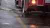 Polizeifahrzeug versinkt in Wassermassen – Bundesstraße überflutet und gesperrt - Ratte schwimmt durch Hochwasser (on Tape): Bis zu 1 Meter steht das Wasser auf der B2 – Wassermassen ließen dem Beamten keine Chance mehr zu reagieren