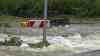 Land unter in Oberbayern: Sandsäcke gegen Wassermassen – Straße wird durch Überflutung unpassierbar – Feuerwehr muss Wall errichten: Gasthof rüstet sich mich liegenden Biertischen gegen Flut