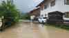 Hochwassersituation entspannt sich leicht in Oberbayern: Leitzach führt starkes Hochwasser, Autos stecken im Wasser fest, Wasser drückt es aus der Kanalisation: Pegel sinken leicht in Oberbayern, örtlich sind über 200 Liter auf dem Quadratmeter gefallen
