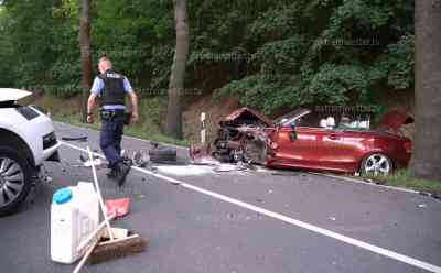 Frontalcrash fordert 3 Schwerverletzte: BMW und Skoda krachen frontal ineinander, beide Fahrzeuge werden in den Straßengraben geschleudert: Rettungshubschrauber wurde alarmiert, konnte aber an der Unfallstelle nicht landen, Trümmerfeld auf der B 173