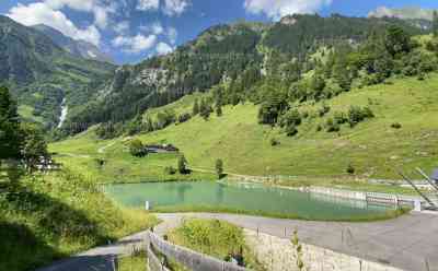 Heißestes Wochenende: Abkühlung in den Alpen, Menschenmassen auf Almhütten bei angenehmen 17 Grad, Kaiserwetter in den Bergen: Viele Menschen nutzen Großglocknerhochalpenstraße für Abkühlung, teilweise noch Schnee vom Montag auf den Bergen