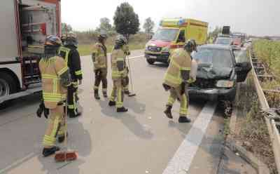 Heftiger Unfall A 72: seit den Morgenstunden liegen die Nerven blank, erst Bauarbeiten und dann heftiger Auffahrunfall sorgen für kilometerlangen Stau auf der A 72, Subaru kracht ungebremst in VW: Feuerwehr kam zum Einsatz, nach Stau durch Bauarbeiten nun noch Stau durch den Unfall, bis zu 10 Km Stau 