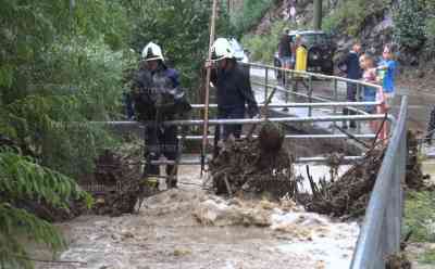 Schwere Überflutungen durch Unwetter: Reinsberg steht komplett unter Wasser, schwere Baumstämme stauen sich an Brücken, Wasser schießt durch Treppenanlagen herunter, Anwohner kämpfen um ihr Hab und Gut: „Ich wollte meine Tochter schützen“, „Ja Hochwasser 2020, ähnlich wie 2002“ – Anwohner wecken Erinnerungen von 2002