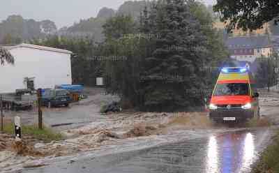 Schwimmbad nach Unwetter überflutet - Badesaison beendet: Neundorf wird von Schlammlawine getroffen, massive Überflutungen in der Ortschaft, Feuerwehren im Dauereinsatz: Wasser schießt von Feldern in die Ortschaft, Exklusivaufnahmen vom Unwetter