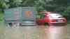 (Überflutungen) Autos stecken in Fluten nach Unwetter fest, Fäkalien in Garten: viel Regen in kurzer Zeit, Unterführung unter Wasser