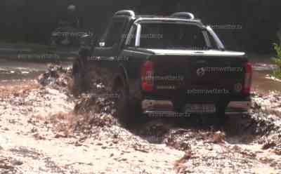 Schwere Unwetter im Harz: Hochwasser und Überflutungen durch Unwetter, Krankenhauseinfahrt komplett unter Wasser, Wasser schießt durch die Straßen wie ein Fluss, Feuerwehr im Einsatz: Wandergruppe wird vom Unwetter völlig überrascht, Schlamm und Geröll überspülen Straße