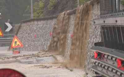 Hochwasser in Italien: massive Unwetter bringen Sturzfluten, Straßen und Grundstücke werden überflutet, Wasser schießt von den Bergen in die Täler: Autofahrer werden von Sturzfluten überrascht, heftige Nachtgewitter über Udine