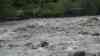 Hochwasser Südtirol - Murenabgänge und Überflutungen: Bahnstrecken gesperrt, Brennerautobahn bei Bozen wegen Hochwasser gesperrt, Unwetter wüten in Südtirol, besonders Gegend um Meran betroffen: Feuerwehr im Einsatz, schwere Technik gegen Schlamm und Geröll, Wasser drückt aus Gullys, Flüsse führen massives Hochwasser