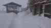 Winter hält Einzug auf der Zugspitze - Rund 1 Meter Neuschnee – starker Schneesturm fegt über die Zugspitze hinweg: Nachbarland wurde zum Risikogebiet erklärt - Touristen erfreuen sich am Schnee - Schneefräsen im Einsatz