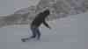 Winter hält Einzug auf der Zugspitze - Rund 1 Meter Neuschnee – starker Schneesturm fegt über die Zugspitze hinweg: Nachbarland wurde zum Risikogebiet erklärt - Touristen erfreuen sich am Schnee - Schneefräsen im Einsatz