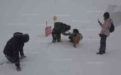 Winter hält Einzug auf der Zugspitze - Rund 1 Meter Neuschnee – starker Schneesturm fegt über die Zugspitze hinweg: Nachbarland wurde zum Risikogebiet erklärt - Touristen erfreuen sich am Schnee - Schneefräsen im Einsatz