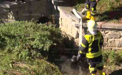 Feuerwehreinsatz durch Farbreste im Zwönitzbach: Unbekannte schütten Farbreste in die Kanalisation, Farbreste gelangen in den Zwönitzbach, Feuerwehr muss Farbreste abpumpen: Farbreste werden vom Bach in die Abwasserkanalisation gepumpt und später vom Klärwerk herausgefiltert 