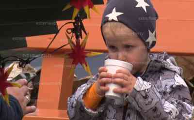 Corona – 1. Adventsmarkt hat geöffnet: Seiffen öffnet ersten „Weihnachtsmarkt“ – so funktionieren Weihnachtsmärkte in Deutschland, Hygienekonzept und Abstand, „Wir sind dabei, die Regelungen des Weihnachtsmarktes umzusetzen“: Viele Menschen besuchen Voradventsmarkt, erster Glühwein und Bratwurst für die Menschen, überall Weihnachtsschmuck, „Sehr gut, es hat mir gefallen. Die haben das sehr gut gemacht“