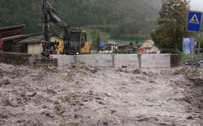 Schwere Überflutungen und Hochwasser in den Alpen: Straße von Wasser weggerissen – schwere Technik gegen Geröll im Einsatz, Feuerwehr im Dauereinsatz, fast 500 l/qm führt zur Allzeitrekord: Noch nie ist so viel Niederschlag seit Messbeginn in der Schweiz gefallen, Situation in Norditalien noch dramatischer